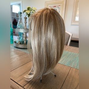Beautiful glazed blonde bob…WFEW by Heather Dye..Clarissa..synthetic fibers.